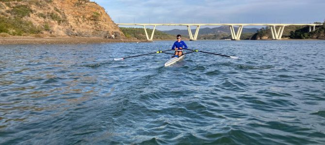 Zwischen Ebbe, Wind und Sonnenuntergang: Hellas Ruderer trainieren an Portugals Atlantikküste